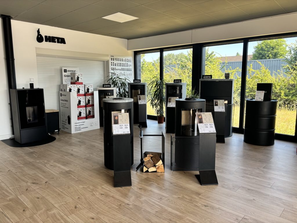 Gamme de poêles à granulés Heta exposée au showroom Cheminées Herraiz de Cormontreuil (Reims)