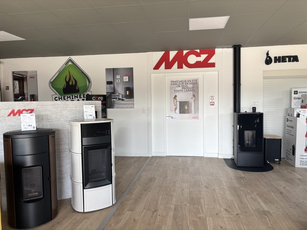 Poêles à granulés MCZ en exposition au showroom Cheminées Herraiz de Cormontreuil (Reims)